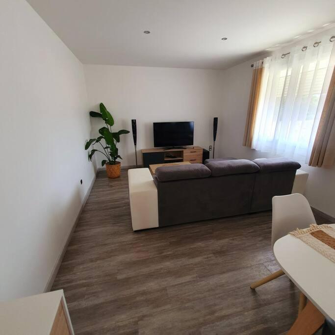 Joli Haut De Villa 3 Chambres Climatise Avec Jacuzzi マリニャーヌ エクステリア 写真