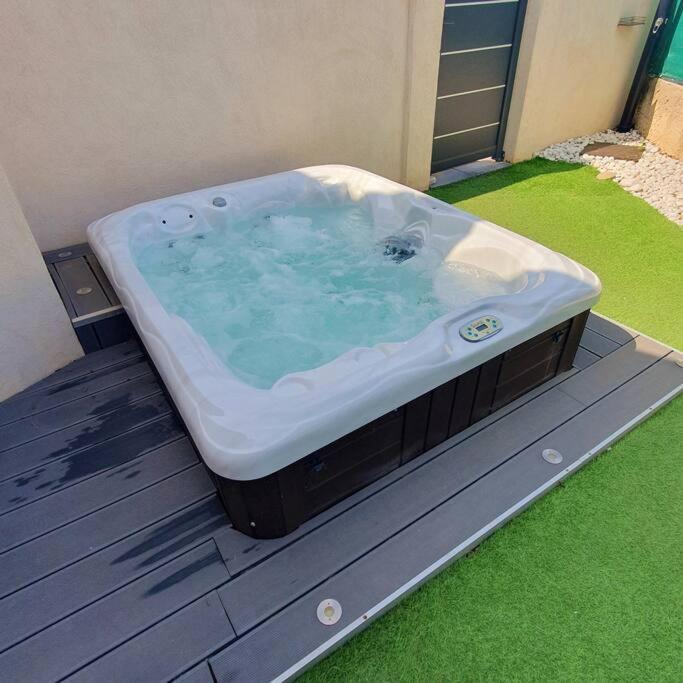 Joli Haut De Villa 3 Chambres Climatise Avec Jacuzzi マリニャーヌ エクステリア 写真